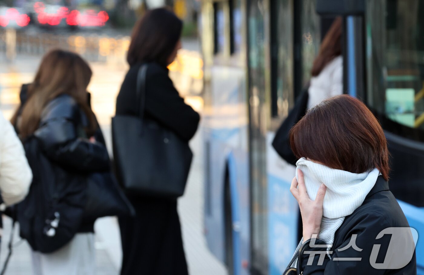 본문 이미지 - 3일 오전 전국의 기온이 영하권으로 떨어지며 출근길 추위가 찾아온 가운데 서울 광화문 네거리에서 시민들이 잔뜩 움츠린 채 이동하고 있다.  2025.11.3/뉴스1 ⓒ News1 김명섭 기자