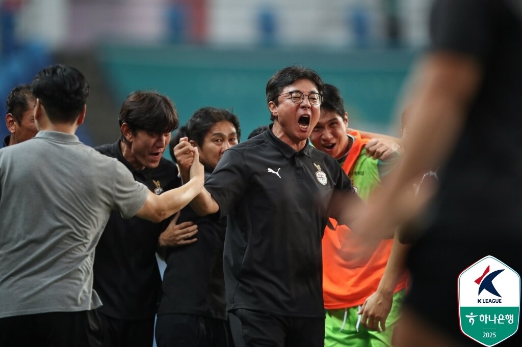 본문 이미지 - 파리 올림픽 본선 실패의 큰 시련을 딛고 다시 날아오른 황선홍 감독&#40;한국프로축구연맹 제공&#41;