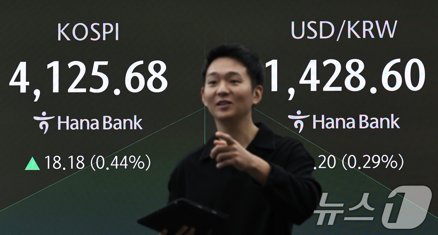 본문 이미지 - 코스피가 상승 출발한 3일 오전 서울 중구 하나은행 본점 딜링룸 현황판에 개장 시황이 나오고 있다. 2025.11.3/뉴스1 ⓒ News1 구윤성 기자