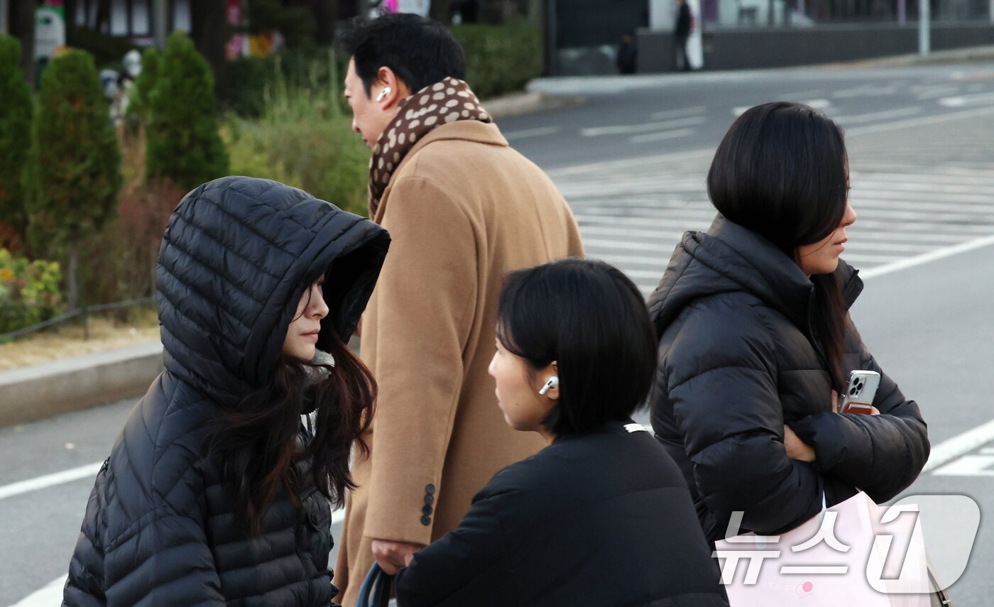 본문 이미지 - 3일 오전 전국의 기온이 영하권으로 떨어지며 출근길 추위가 찾아온 가운데 서울 광화문 네거리에서 시민들이 잔뜩 움츠린 채 이동하고 있다.  2025.11.3/뉴스1 ⓒ News1 김명섭 기자