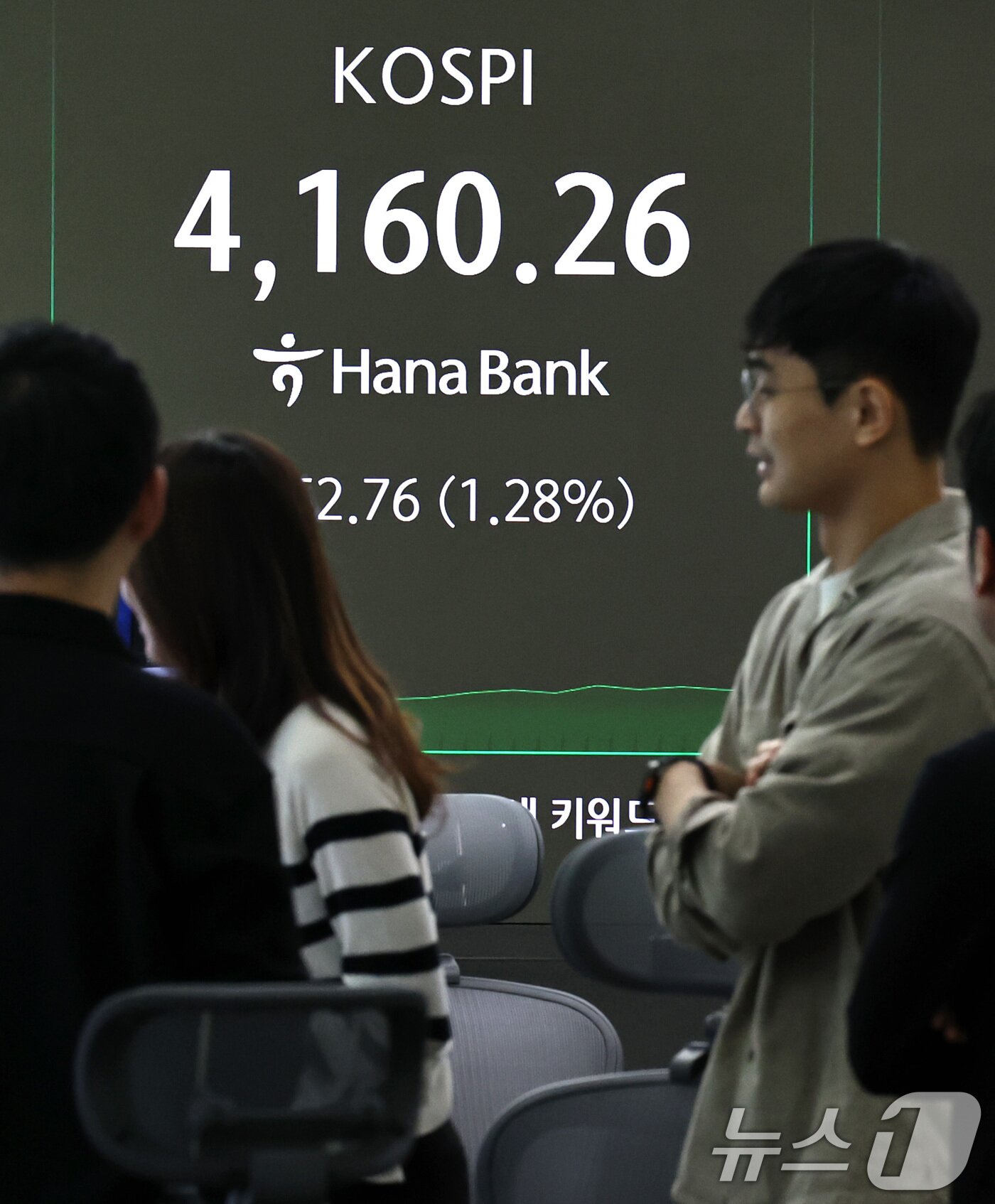 본문 이미지 - 코스피가 장중 사상최고치를 경신한 3일 오전 서울 중구 하나은행 본점 딜링룸 현황판에 개장 시황이 나오고 있다. 2025.11.3/뉴스1 ⓒ News1 구윤성 기자