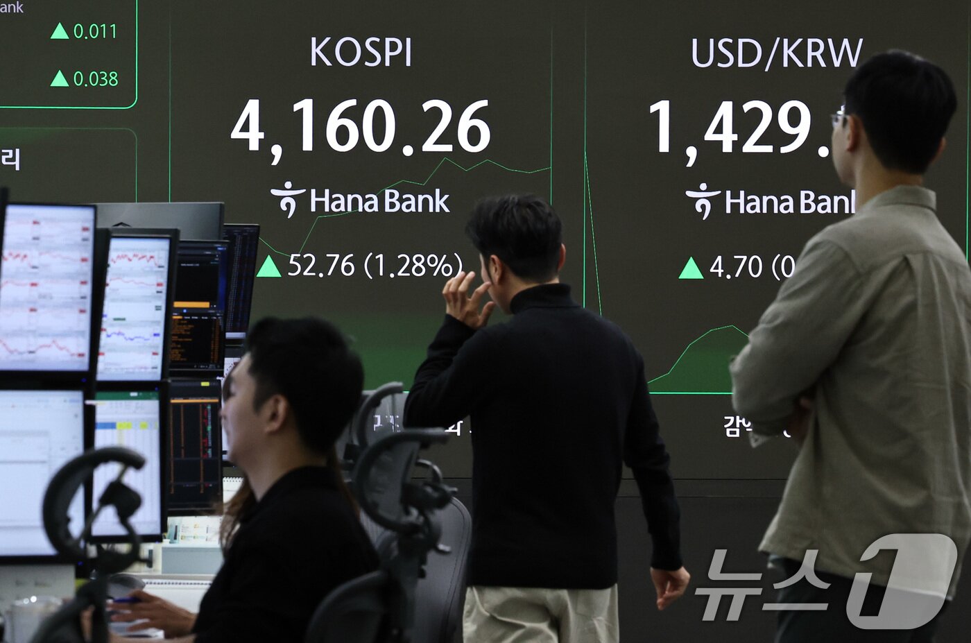 본문 이미지 - 코스피가 장중 사상최고치를 경신한 3일 오전 서울 중구 하나은행 본점 딜링룸 현황판에 개장 시황이 나오고 있다. 2025.11.3/뉴스1 ⓒ News1 구윤성 기자