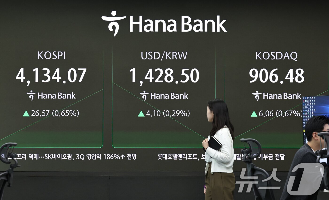 본문 이미지 - 코스피가 장중 사상최고치를 경신한 3일 오전 서울 중구 하나은행 본점 딜링룸 현황판에 개장 시황이 나오고 있다. 2025.11.3/뉴스1 ⓒ News1 구윤성 기자