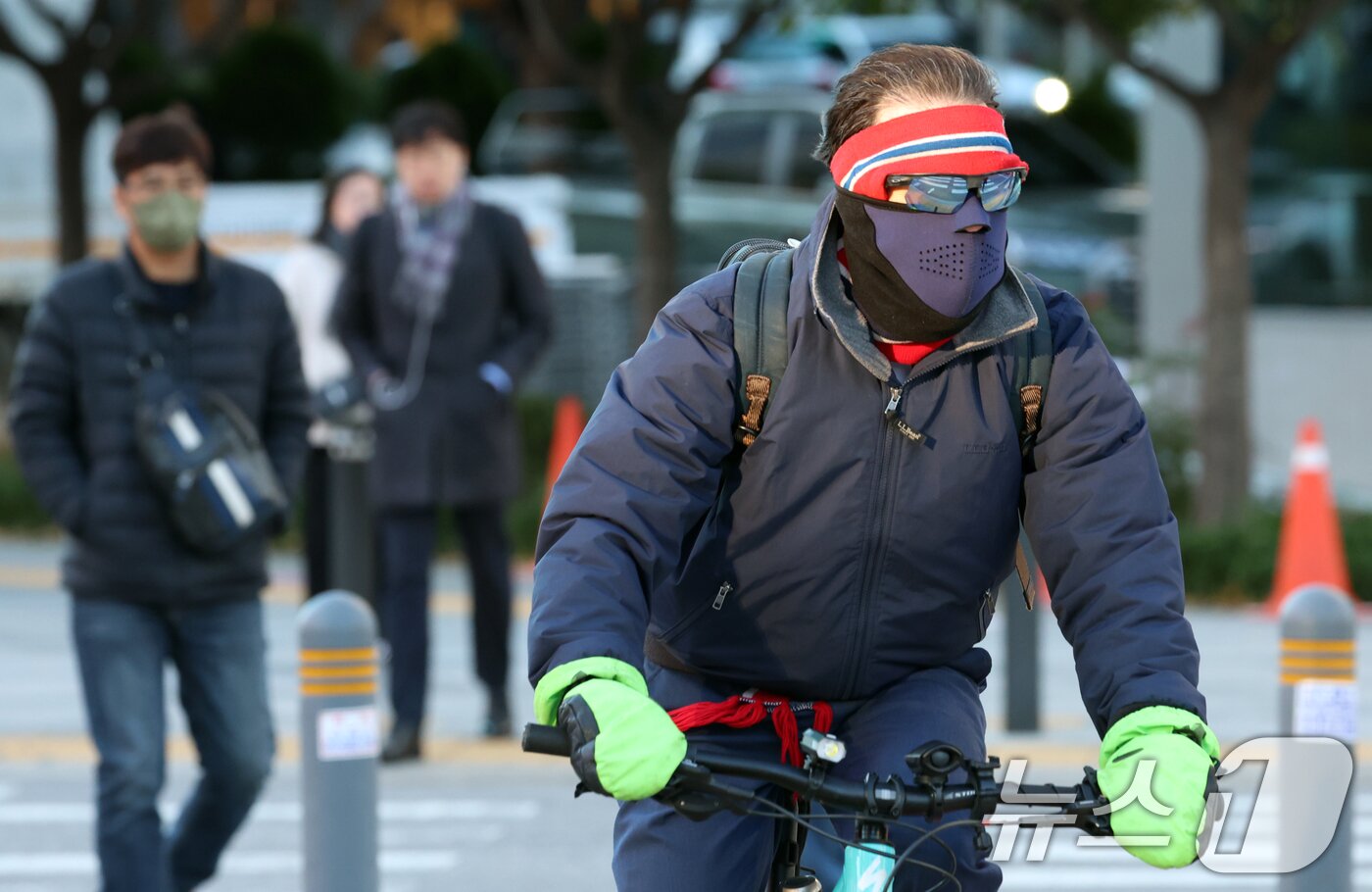 본문 이미지 - 3일 오전 전국의 기온이 영하권으로 떨어지며 출근길 추위가 찾아온 가운데 서울 광화문 네거리에서 시민들이 잔뜩 움츠린 채 이동하고 있다.  2025.11.3/뉴스1 ⓒ News1 김명섭 기자