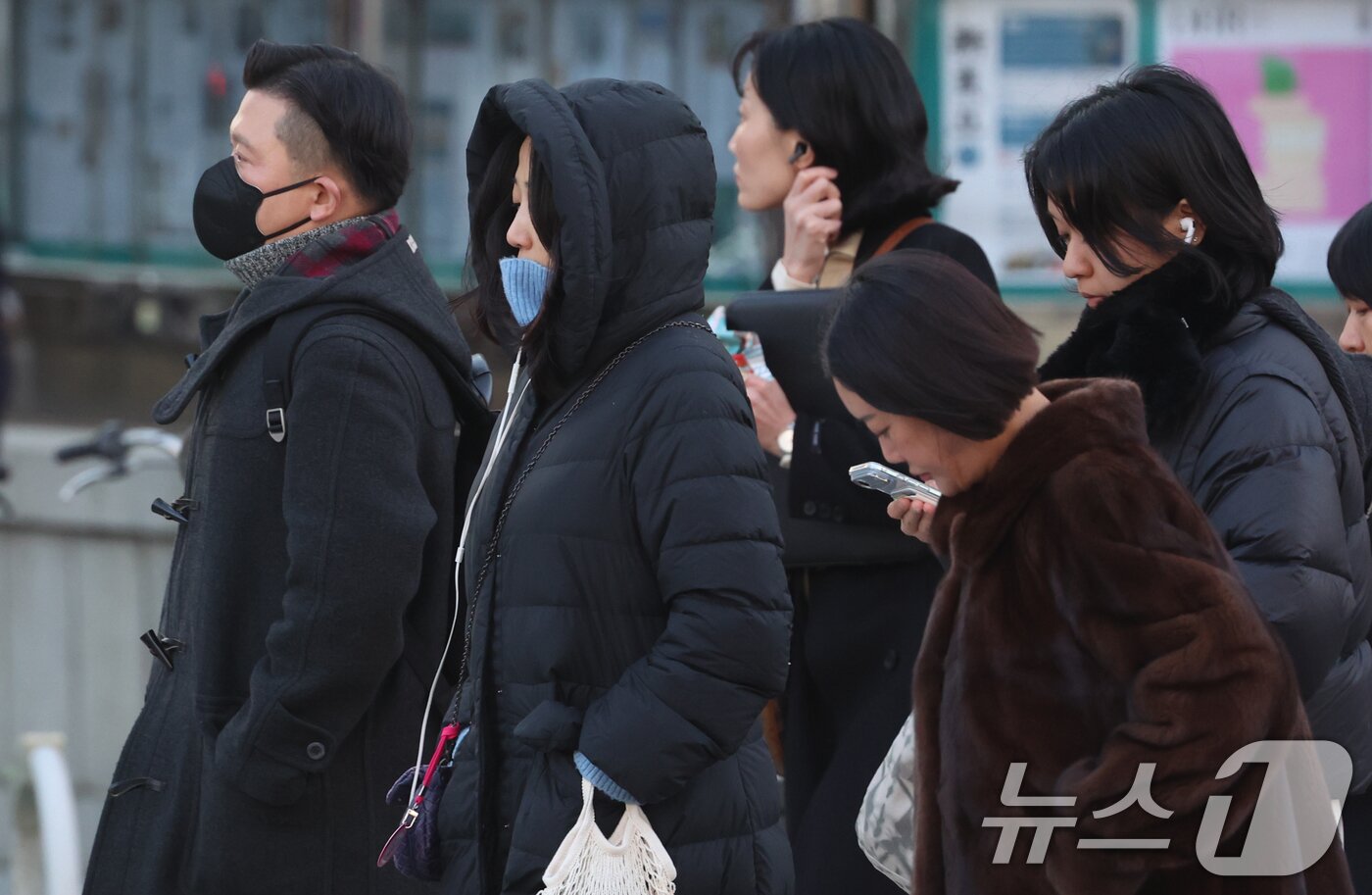 본문 이미지 - 3일 오전 전국의 기온이 영하권으로 떨어지며 출근길 추위가 찾아온 가운데 서울 광화문 네거리에서 시민들이 잔뜩 움츠린 채 이동하고 있다.  2025.11.3/뉴스1 ⓒ News1 김명섭 기자