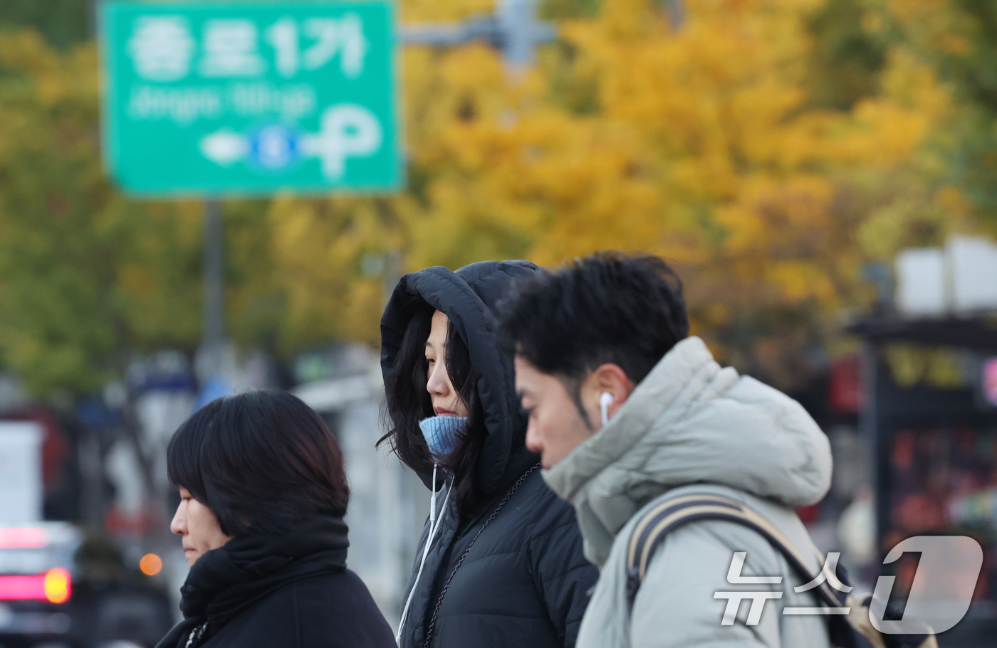 (서울=뉴스1) 김명섭 기자 = 3일 오전 전국의 기온이 영하권으로 떨어지며 출근길 추위가 찾아온 가운데 서울 광화문 네거리에서 시민들이 잔뜩 움츠린 채 이동하고 있다. 기상청에 …