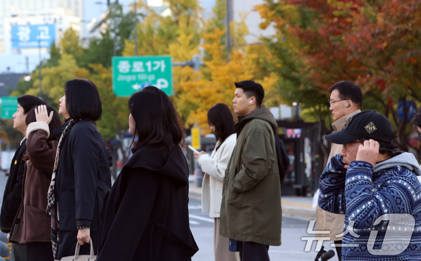 (서울=뉴스1) 김명섭 기자 = 3일 오전 전국의 기온이 영하권으로 떨어지며 출근길 추위가 찾아온 가운데 서울 광화문 네거리에서 시민들이 잔뜩 움츠린 채 이동하고 있다. 기상청에 …