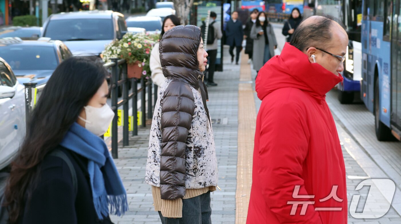 본문 이미지 - 3일 오전 전국의 기온이 영하권으로 떨어지며 출근길 추위가 찾아온 가운데 서울 광화문 네거리에서 시민들이 잔뜩 움츠린 채 이동하고 있다.  2025.11.3/뉴스1 ⓒ News1 김명섭 기자