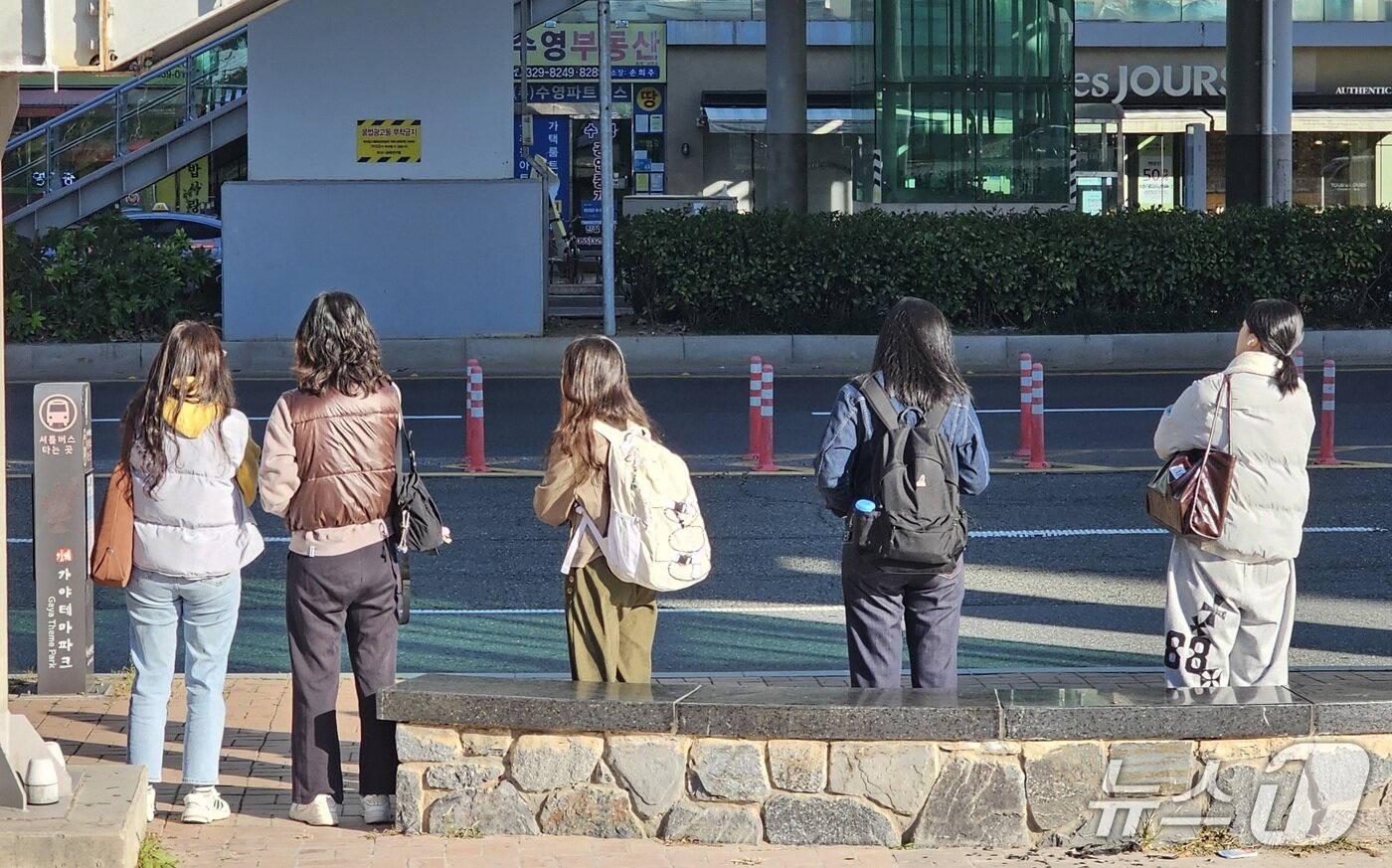 본문 이미지 - 3일 아침 김해시 삼정동 부산김해경전철 인제대역 인제대 셔틀버스 승강장에 학생들이 버스를 기다리고 있다. 2025.11.3 ⓒ 뉴스1 박민석 기자