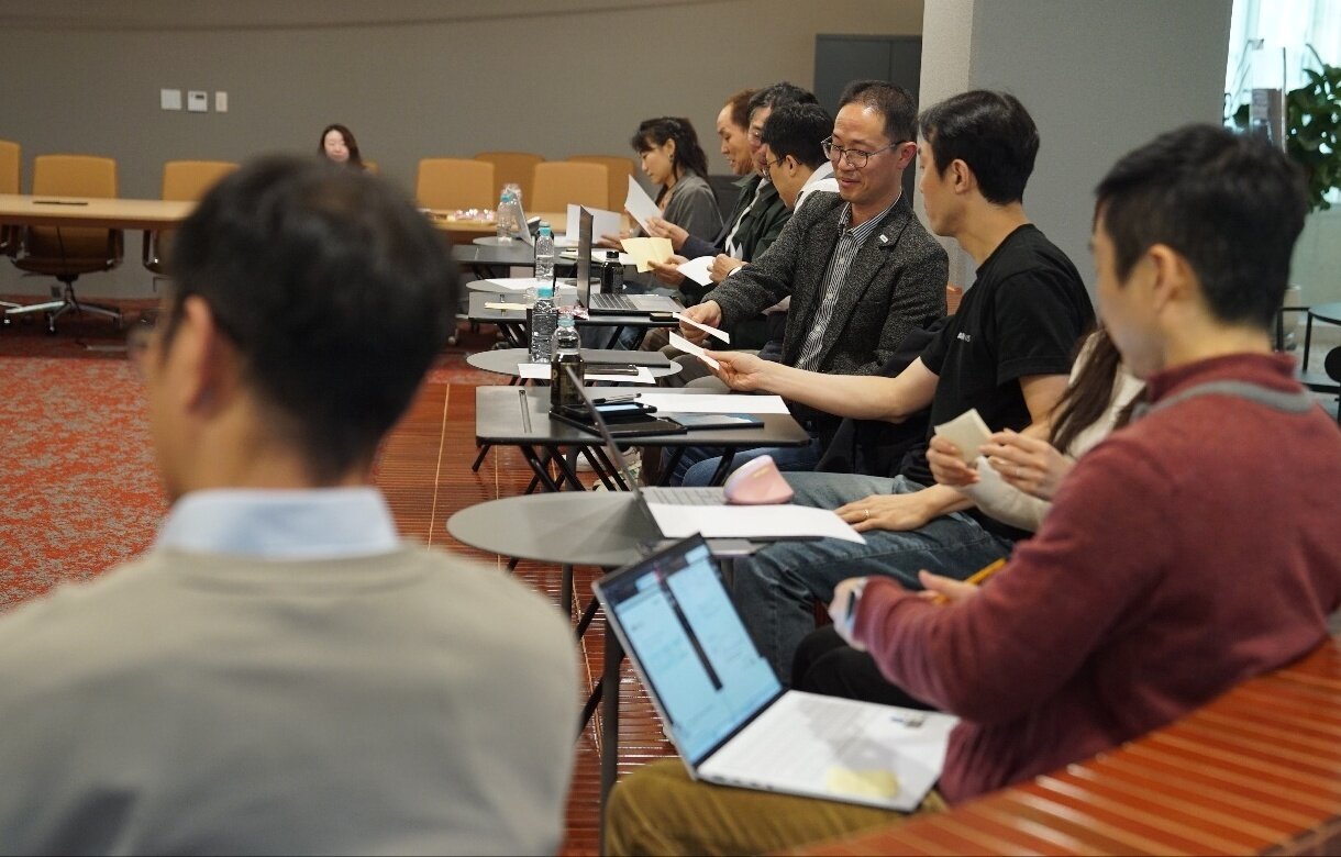 본문 이미지 - GDIN에서 열린 스타트업 역량 강화 세미나에 참석한 관계자들이 모의 협상 실습에 참여하고 있다(GDIN 제공). ⓒ 뉴스1