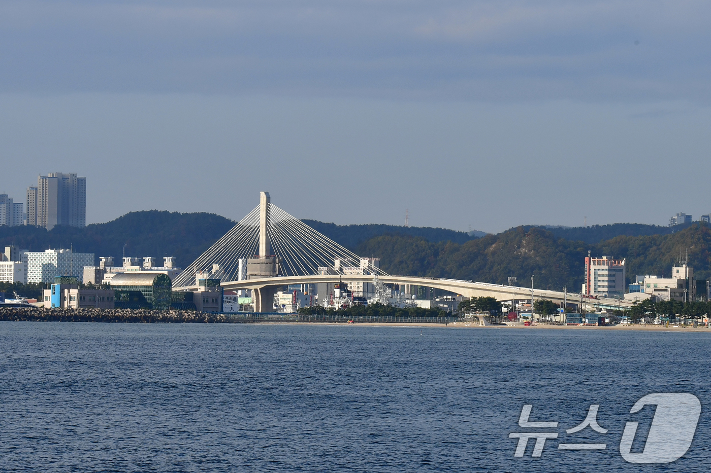 (포항=뉴스1) 최창호 기자 = 3일 오후 경북 포항시 해오름대교가 오는 12월 개통을 목표로 막바지 공사가 한창이다.2025.11.3/뉴스1