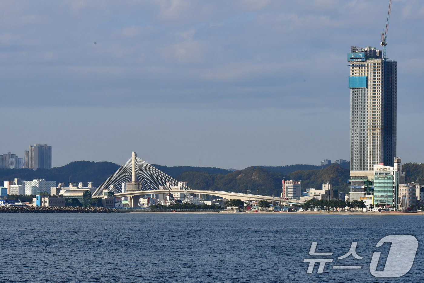 (포항=뉴스1) 최창호 기자 = 3일 오후 경북 포항시 해오름대교가 오는 12월 개통을 목표로 막바지 공사가 한창이다. 2025.11.3/뉴스1
