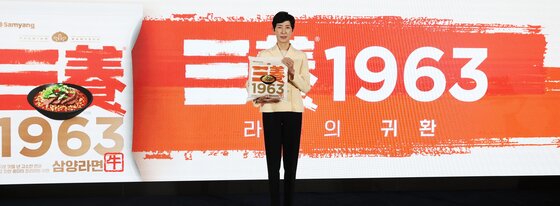 본문 이미지 - 3일 오전 서울 중구 보코 서울 명동 호텔에서 열린 '삼양 1963' 신제품 출시 발표회에서 김정수 삼양식품 부회장이 제품을 들고 포즈를 취하고 있다. '삼양 1963'은 면을 튀기는 기름으로 팜유 대신 우지를 사용하고 소뼈로 우려낸 액상 스프까지 더해 국물 풍미를 끌어올린 것이 특징으로, 삼양식품은 36년 전 ‘우지(牛脂·소기름) 파동’으로 사라진 대한민국 1호 라면를 재출시하며 명예회복에 나선다. 2025.11.3/뉴스1 ⓒ News1 오대일 기자