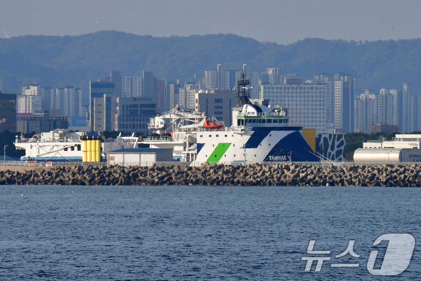 본문 이미지 - 한국지질자원연구원의 물리탐사선 탐해3호(6000톤급)가 3일 오전 경북 포항시 북구 여객선터미널 옆 전용부두에 정박해 있다. 2025.11.3/뉴스1 ⓒ News1 최창호 기자