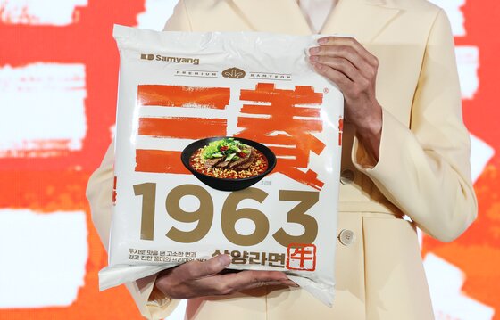 본문 이미지 - 3일 오전 서울 중구 보코 서울 명동 호텔에서 열린 &#39;삼양 1963&#39; 신제품 출시 발표회에서 김정수 삼양식품 부회장이 제품을 들고 포즈를 취하고 있다. &#39;삼양라1963&#39;은 면을 튀기는 기름으로 팜유 대신 우지를 사용하고 소뼈로 우려낸 액상 스프까지 더해 국물 풍미를 끌어올린 것이 특징으로, 삼양식품은 36년 전 ‘우지&#40;牛脂·소기름&#41; 파동’으로 사라진 대한민국 1호 라면를 재출시하며 명예회복에 나선다. 2025.11.3/뉴스1 ⓒ News1 오대일 기자