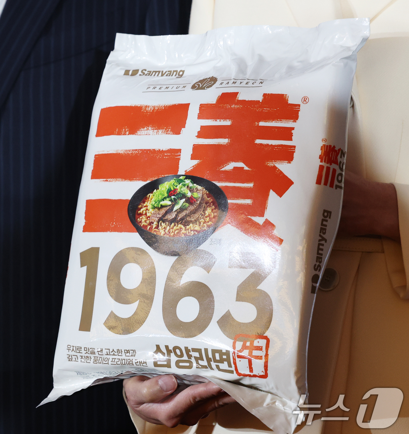 (서울=뉴스1) 오대일 기자 = 3일 오전 서울 중구 보코 서울 명동 호텔에서 열린 '삼양 1963' 신제품 출시 발표회에서 김정수 삼양식품 부회장이 제품을 들고 포즈를 취하고 있 …