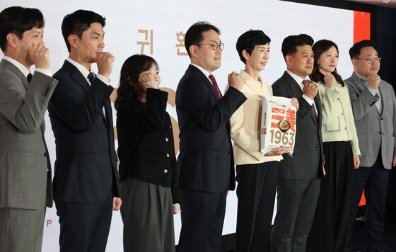 본문 이미지 - 3일 오전 서울 중구 보코 서울 명동 호텔에서 열린 &#39;삼양라1963&#39; 신제품 출시 발표회에서 김정수 삼양식품 부회장&#40;왼쪽 다섯번째&#41;을 비롯한 임원들이 제품을 들고 포즈를 취하고 있다. &#40;왼쪽부터&#41;최의리 브랜드전략실장, 김용호 영업본부장, 윤아리 품질안전부문장, 김기홍 CSO, 김 부회장, 김동찬 대표이사, 채혜영 삼양브랜드부문장, 이병훈 연구소장. 2025.11.3/뉴스1 ⓒ News1 오대일 기자