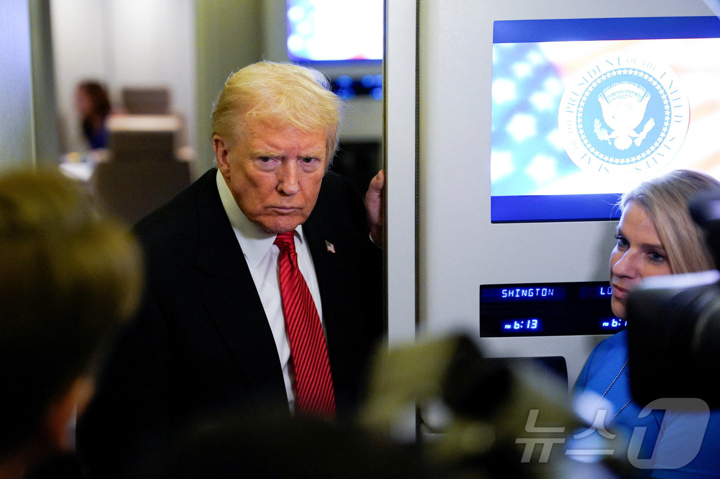 (에어포스원 로이터=뉴스1) 이창규 기자 = 도널드 트럼프 미국 대통령이 2일(현지시간) 미국 앤드루스 공군기지로 향하는 에어포스원(대통령 전용기) 기내에서 기자단과 대화하고 있다 …