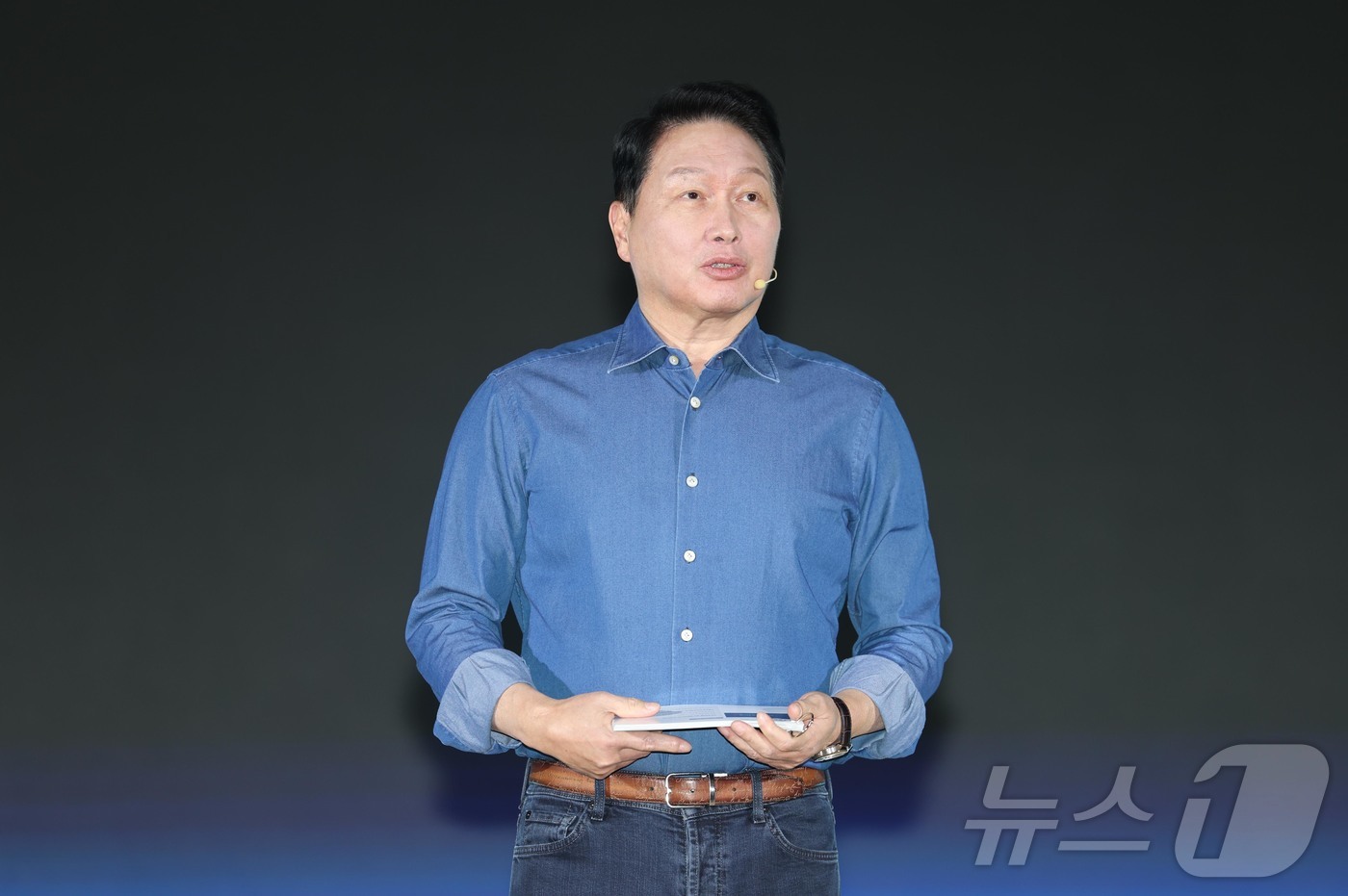 (서울=뉴스1) 황기선 기자 = 최태원 SK그룹 회장이 3일 서울 강남구 코엑스 오디토리움에서 열린 'SK AI 서밋 2025' 키노트 세션에서 'AI Now & Next'를 주제 …