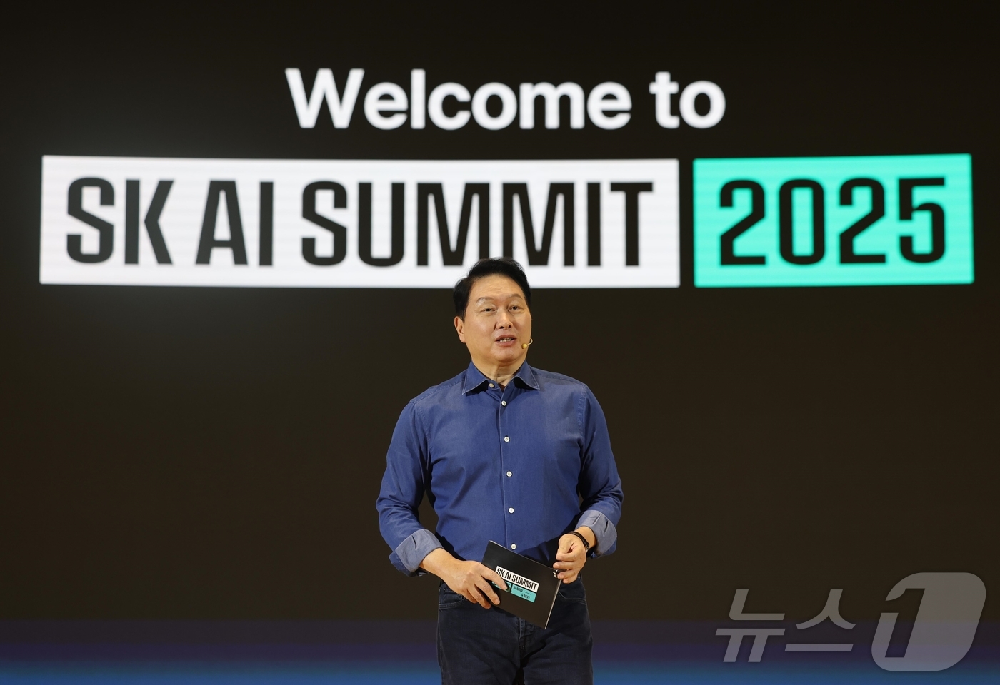 (서울=뉴스1) 황기선 기자 = 최태원 SK그룹 회장이 3일 서울 강남구 코엑스 오디토리움에서 열린 'SK AI 서밋 2025' 키노트 세션에서 'AI Now & Next'를 주제 …