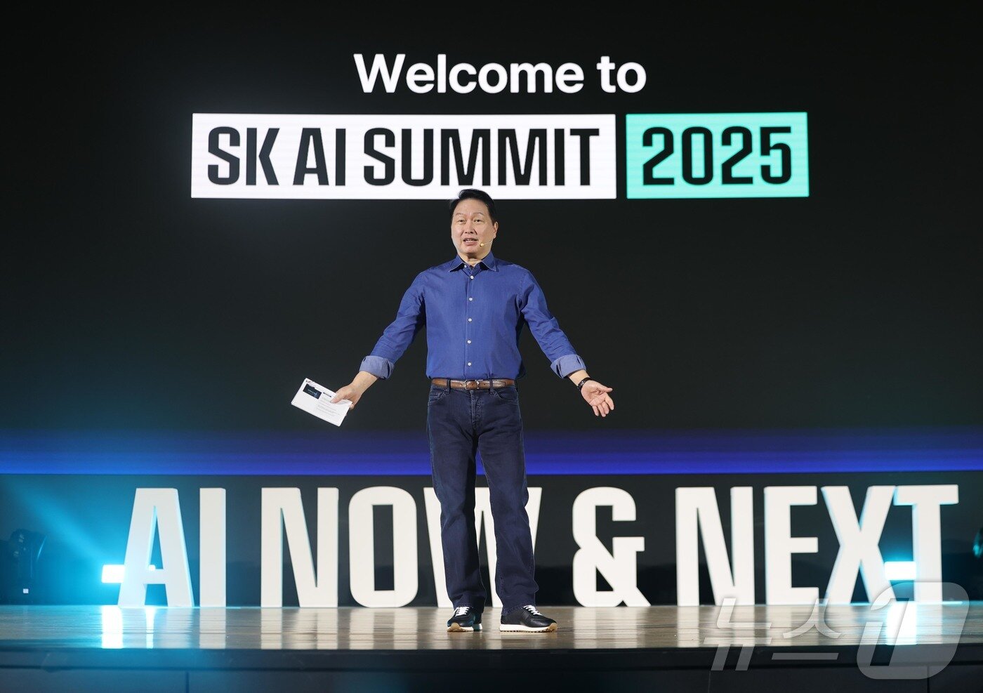 본문 이미지 - 최태원 SK그룹 회장이 3일 서울 강남구 코엑스 오디토리움에서 열린 &#39;SK AI 서밋 20 25&#39; 키노트 세션에서 &#39;AI Now & Next&#39;를 주제로 기조연설을 하고 있다. &#40;공동취재&#41; 2025.11.3/뉴스1 ⓒ News1 황기선 기자