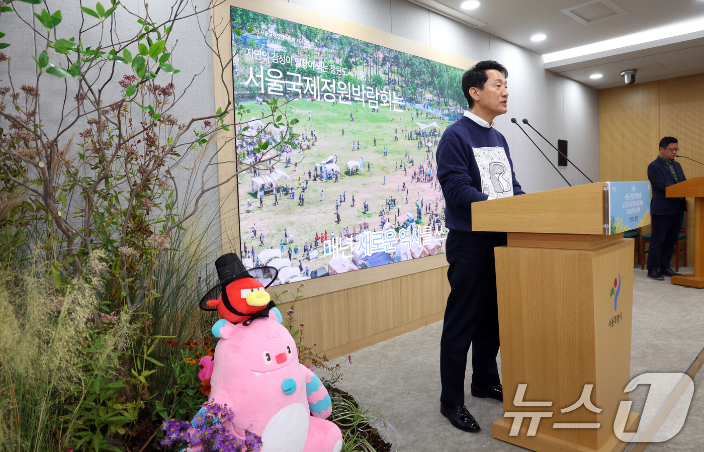 (서울=뉴스1) 김명섭 기자 = 오세훈 서울시장이 3일 오전 서울 중구 시청 브리핑룸에서 2026년 서울국제정원박람회 기자설명회를 하고 있다.서울시는 매년 도심 대표 공원에서 열리 …