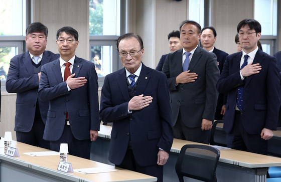 與 "이해찬 부의장 국내 이송 시급…가족과 협의중"
