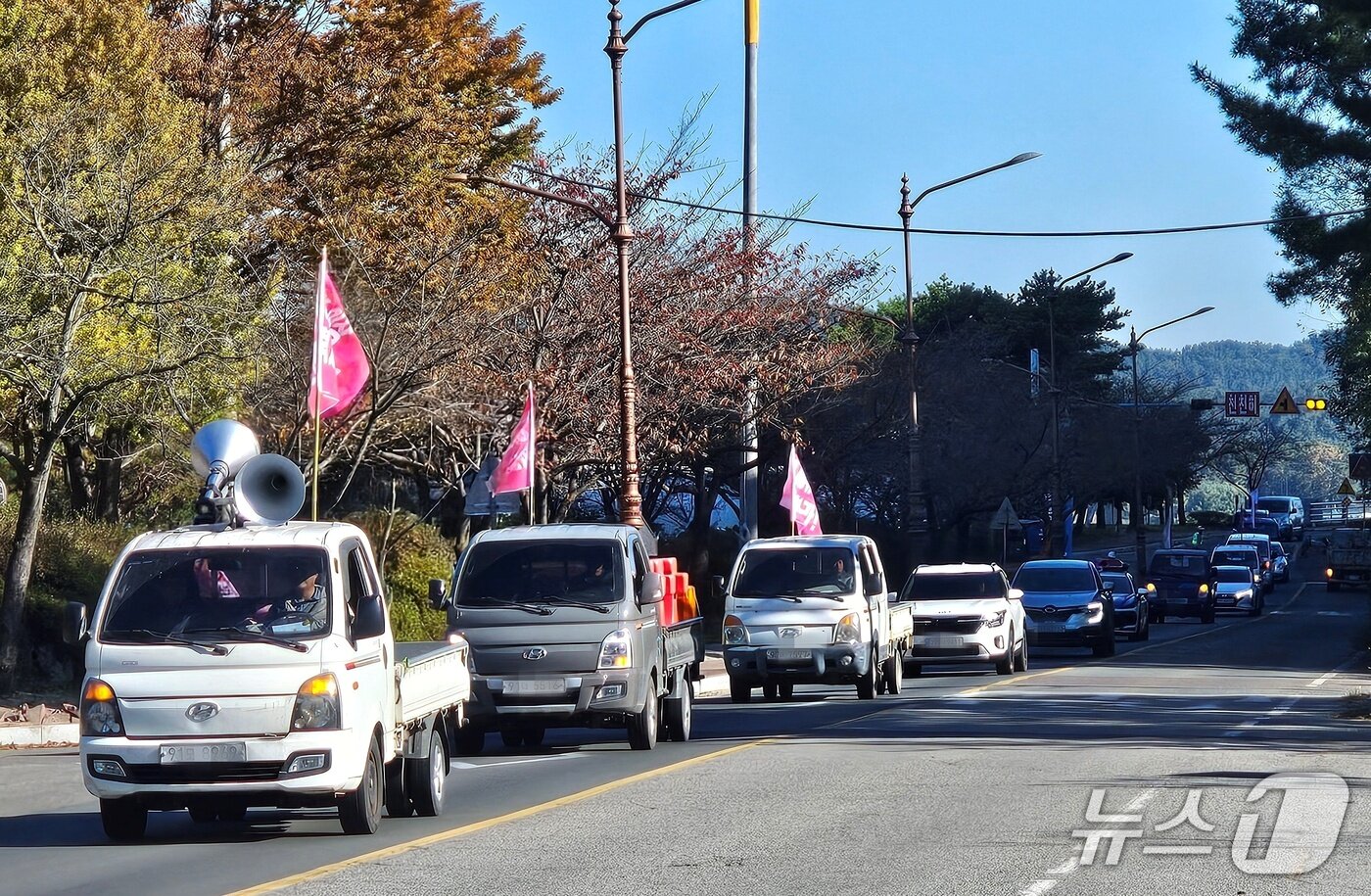 본문 이미지 - 산청군 수해 대책위원회 등 지역민들이 탄 차량이 3일 '남강댐 상류지역 주민 총궐기대회'에 참여하기 위해 한국수자원공사 남강댐지사로 이동하고 있다. 2025.11.3/뉴스1 한송학기자