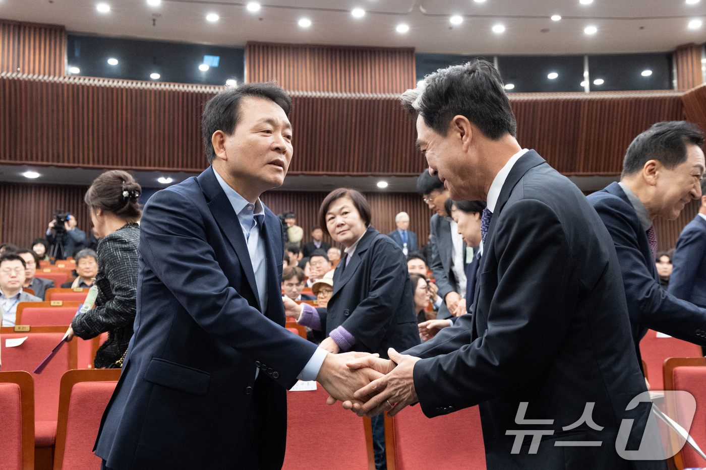 (서울=뉴스1) 이승배 기자 = 성일종 국민의힘 의원이 3일 서울 여의도 국회에서 열린 대전충남 행정통합 국회 포럼에서 김태흠 충남도지사와 인사하고 있다. 2025.11.3/뉴스1 …