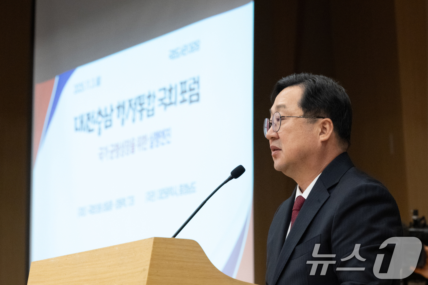 (서울=뉴스1) 이승배 기자 = 이장우 대전시장이 3일 서울 여의도 국회에서 열린 대전충남 행정통합 국회 포럼에서 축사하고 있다. 2025.11.3/뉴스1