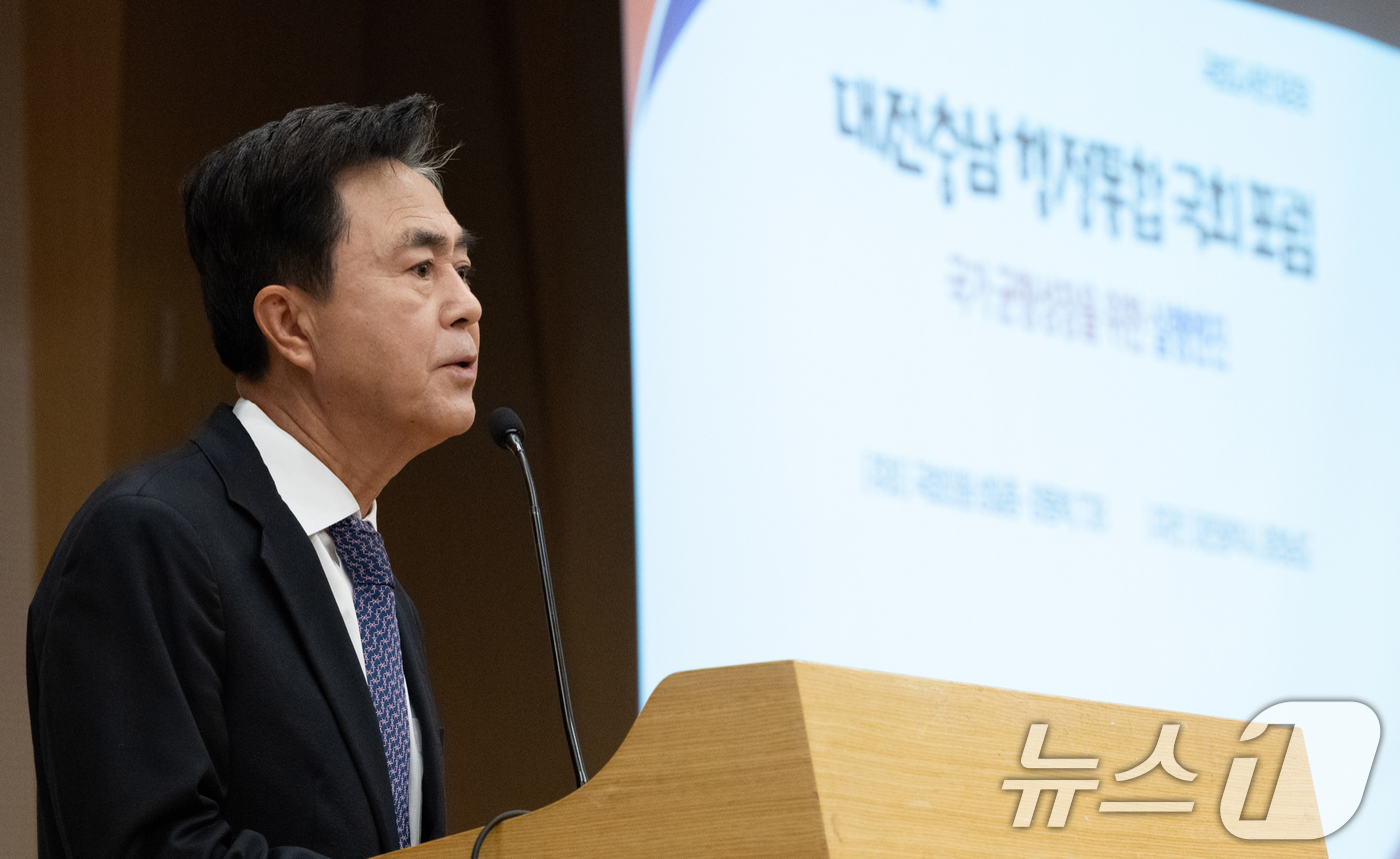 (서울=뉴스1) 이승배 기자 = 김태흠 충남도지사가 3일 서울 여의도 국회에서 열린 대전충남 행정통합 국회 포럼에서 축사하고 있다. 2025.11.3/뉴스1