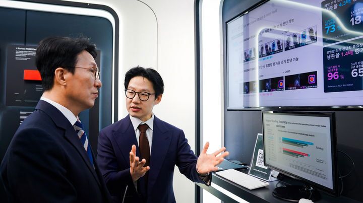 본문 이미지 - 서범석 루닛 대표가 10월 30일 경북 경주시 경주엑스포대공원 첨단미래산업관 내 루닛 부스에서 김민석 국무총리&#40;왼쪽&#41; 등 참석자들에게 AI 암 진단 솔루션 &#39;루닛 인사이트&#39;를 시연하고 있다. &#40;루닛 제공&#41; 