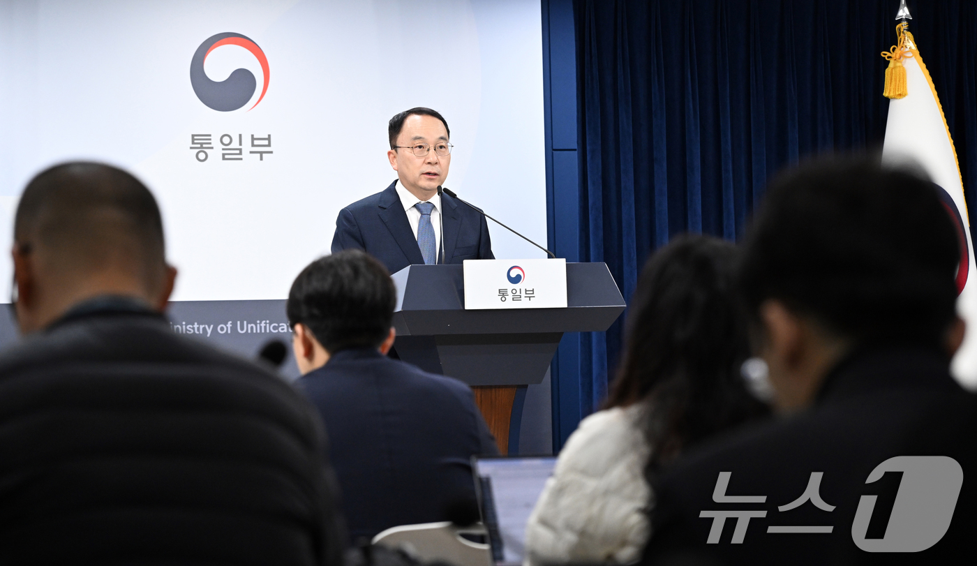 (서울=뉴스1) 임세영 기자 = 구병삼 통일부 대변인이 3일 서울 종로구 정부서울청사 브리핑실에서 정례브리핑을 하고 있다. (공동취재) 2025.11.3/뉴스1