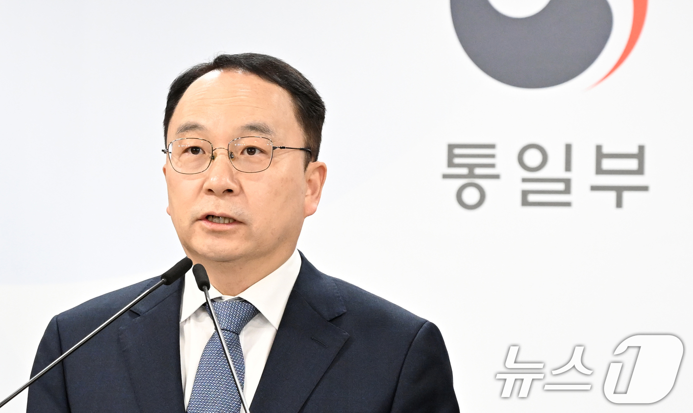 (서울=뉴스1) 임세영 기자 = 구병삼 통일부 대변인이 3일 서울 종로구 정부서울청사 브리핑실에서 정례브리핑을 하고 있다. (공동취재) 2025.11.3/뉴스1