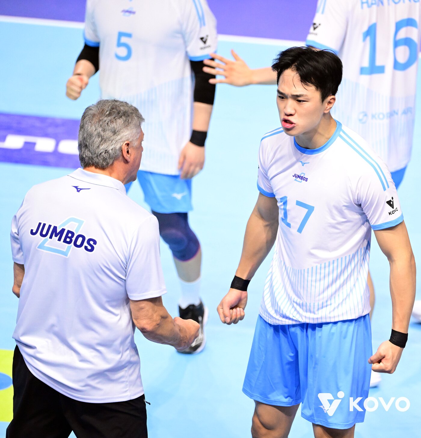 본문 이미지 - 전역 후 첫 경기에서 신임 사령탑 헤난 감독에게 제대로 눈도장을 찍은 임동혁&#40;오른쪽&#41;. &#40;KOVO 제공&#41;