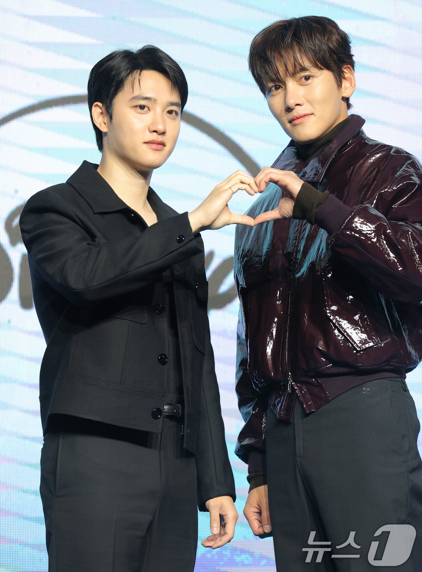 본문 이미지 - 배우 도경수와 지창욱(오른쪽)이 3일 오전 서울 영등포구 콘래드 서울 호텔에서 열린 디즈니+ 오리지널 시리즈 ‘조각도시’(각본 오상호/연출 박신우) 제작발표회에서 포즈를 취하고 있다. ‘조각도시’는 평범한 삶을 살던 태중(지창욱 분)이 어느 날 억울하게 흉악한 범죄에 휘말려 감옥에 가게 되고, 모든 것은 요한(도경수 분)에 의해 계획되었다는 것을 알게 되면서 그를 향한 복수를 실행하는 액션 드라마다. 2025.11.3/뉴스1 ⓒ News1 권현진 기자