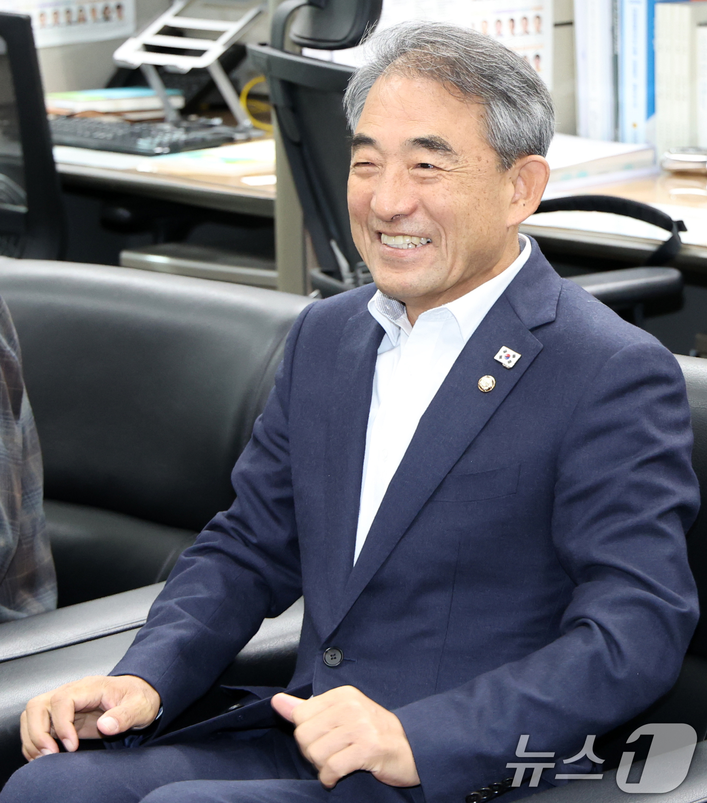 (전주=뉴스1) 유경석 기자 = 윤준병 더불어민주당 신임 전북도당위원장이 3일 전북 전주시 전북특별자치도의회 기자실을 방문해 환하게 웃으며 간담회를 준비하고 있다. 2025.11. …