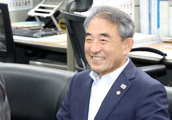 밝은 미소로 간담회 준비하는 윤준병 신임 도당위원장