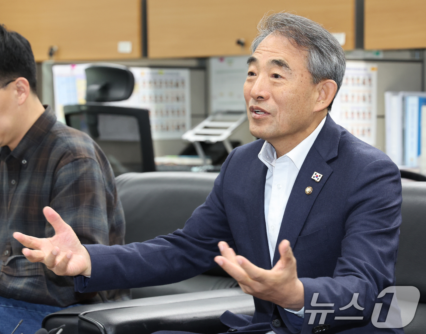 (전주=뉴스1) 유경석 기자 = 윤준병 더불어민주당 신임 전북도당위원장이 3일 전북 전주시 전북특별자치도의회 기자실에서 간담회를 열고 질의에 답변을 하고 있다. 2025.11.3/ …