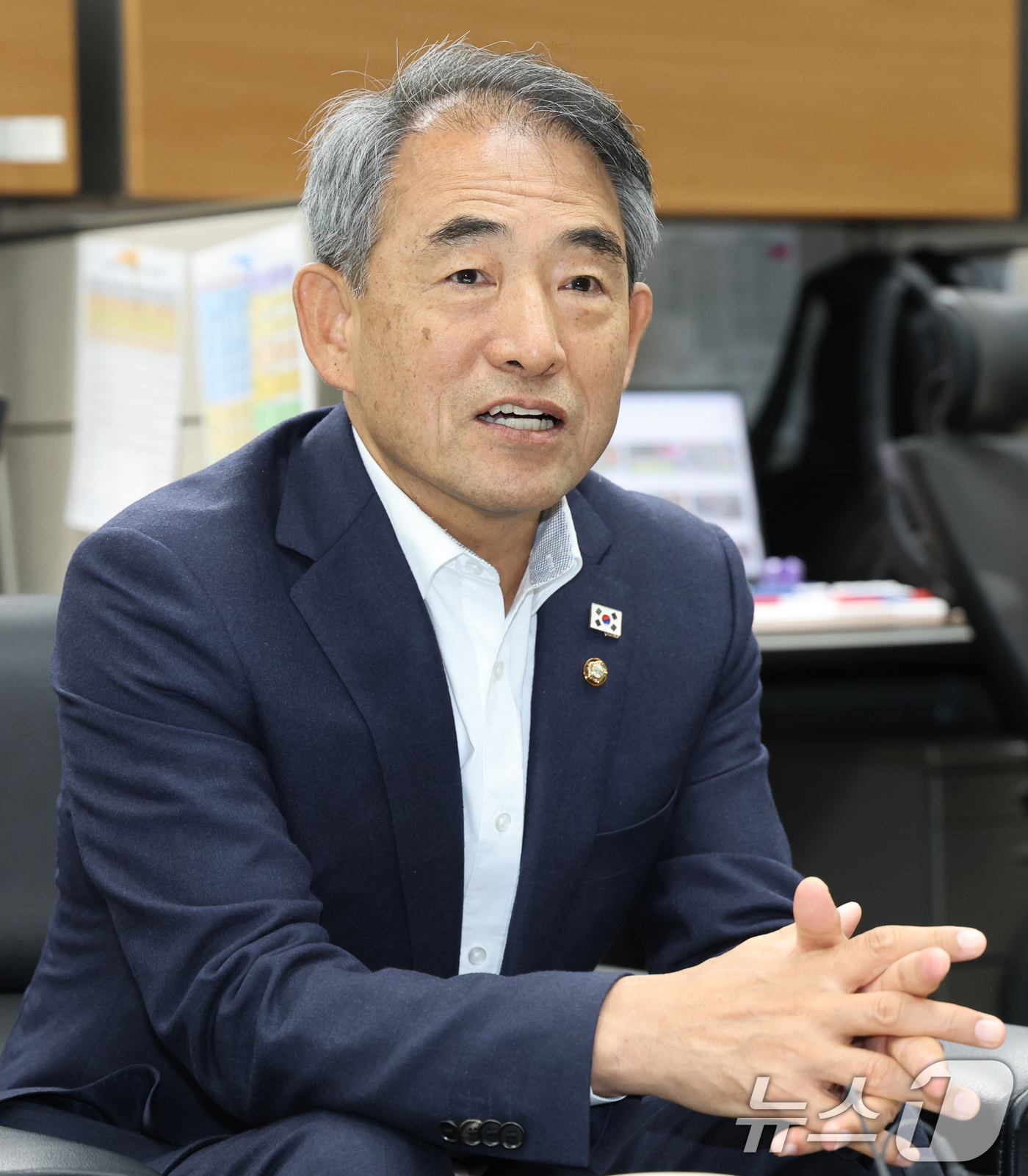 (전주=뉴스1) 유경석 기자 = 윤준병 더불어민주당 신임 전북도당위원장이 3일 전북 전주시 전북특별자치도의회 기자실에서 간담회를 열고 질의에 답변을 하고 있다. 2025.11.3/ …