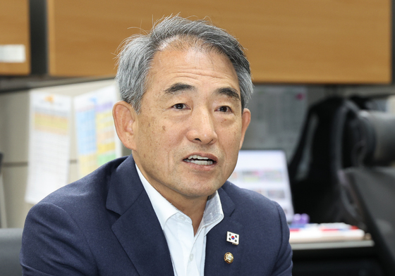 질의에 답변하는 윤준병 신임 도당위원장