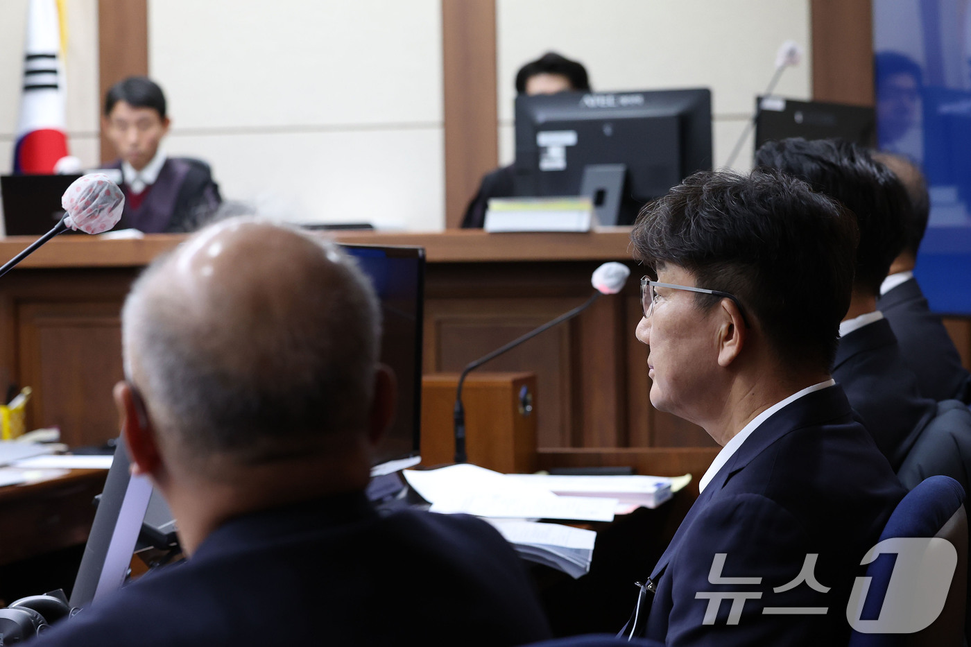 (서울=뉴스1) 사진공동취재단 = 권성동 국민의힘 의원이 3일 서울 서초동 서울중앙지법에서 통일교로부터 불법 정치자금을 수수한 혐의 사건 1차 공판에 출석해 자리에 앉아 있다. 2 …