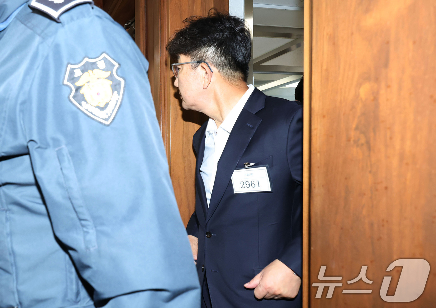 (서울=뉴스1) 사진공동취재단 = 권성동 국민의힘 의원이 3일 서울 서초동 서울중앙지법에서 통일교로부터 불법 정치자금을 수수한 혐의 사건 1차 공판에 출석하고 있다. 2025.11 …