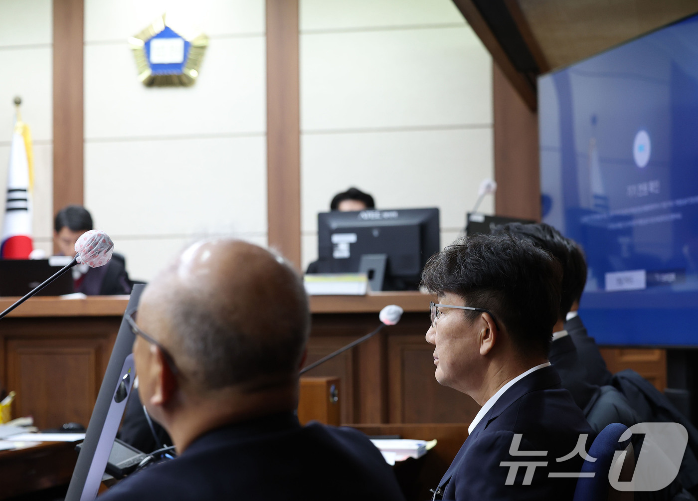 (서울=뉴스1) 사진공동취재단 = 권성동 국민의힘 의원이 3일 서울 서초동 서울중앙지법에서 통일교로부터 불법 정치자금을 수수한 혐의 사건 1차 공판에 출석해 피고인석에 앉아 있다. …