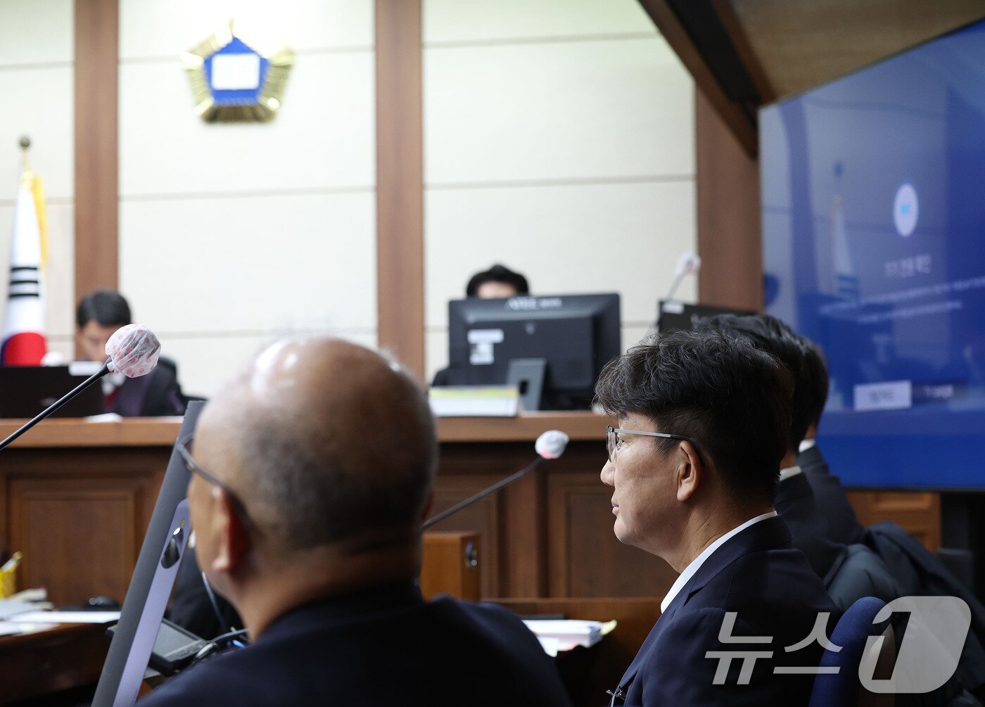 본문 이미지 - 권성동 국민의힘 의원이 3일 서울 서초동 서울중앙지법에서 통일교로부터 불법 정치자금을 수수한 혐의 사건 1차 공판에 출석해 피고인석에 앉아 있다. 2025.11.3/뉴스1 ⓒ News1 사진공동취재단