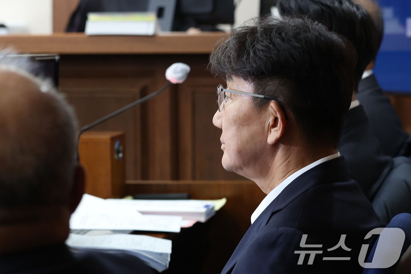 본문 이미지 - 권성동 국민의힘 의원이 3일 서울 서초동 서울중앙지법에서 통일교로부터 불법 정치자금을 수수한 혐의 사건 1차 공판에 출석해 자리에 앉아 있다. 2025.11.3/뉴스1 ⓒ News1 사진공동취재단