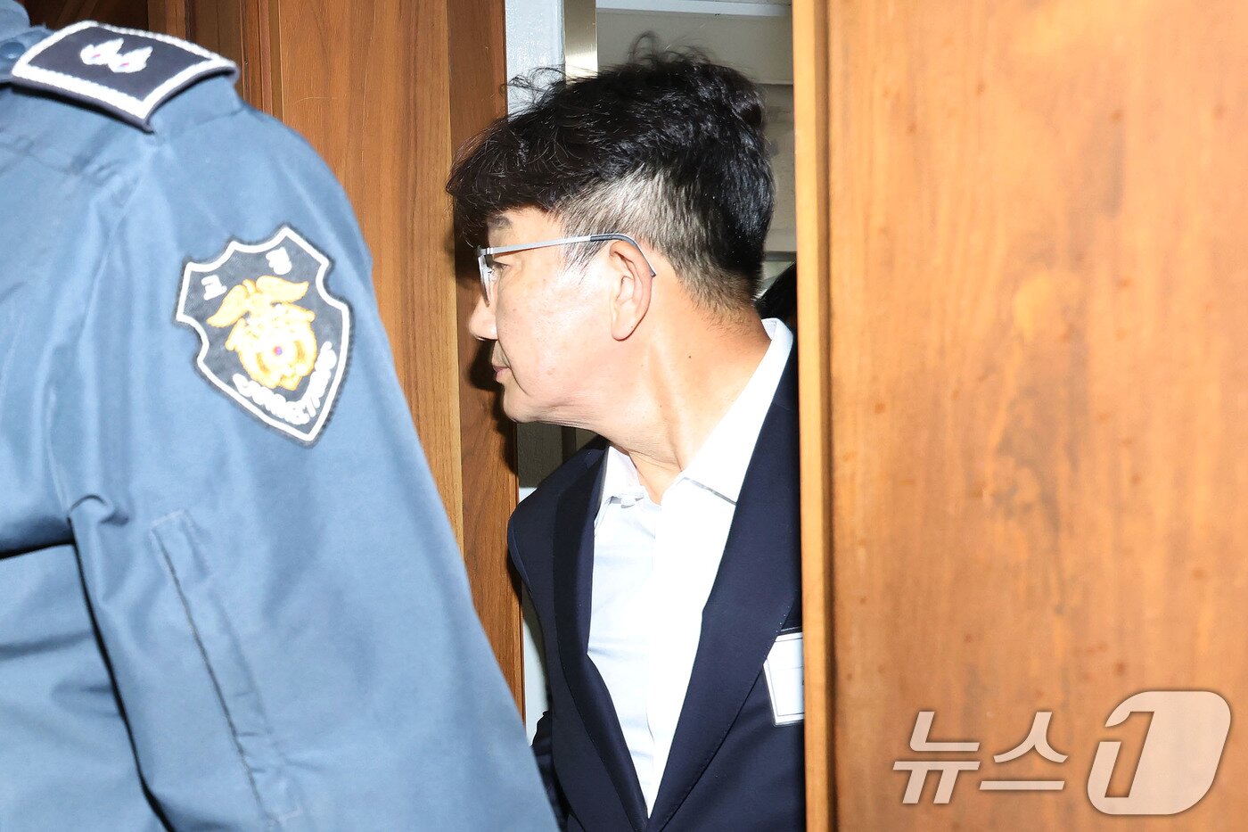 본문 이미지 - 권성동 국민의힘 의원이 3일 서울 서초동 서울중앙지법에서 통일교로부터 불법 정치자금을 수수한 혐의 사건 1차 공판에 출석하고 있다. 2025.11.3/뉴스1 ⓒ News1 사진공동취재단