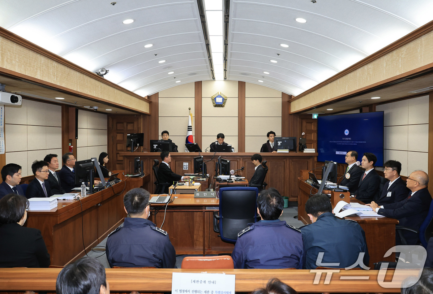 (서울=뉴스1) 사진공동취재단 = 불법 정치자금 수수혐의로 구속기소된 권성동 국회의원이 3일 오전 서울 서초구 서울중앙지법에서 열린 첫 공판에 출석해 피의자석에 앉아 재판을 기다리 …