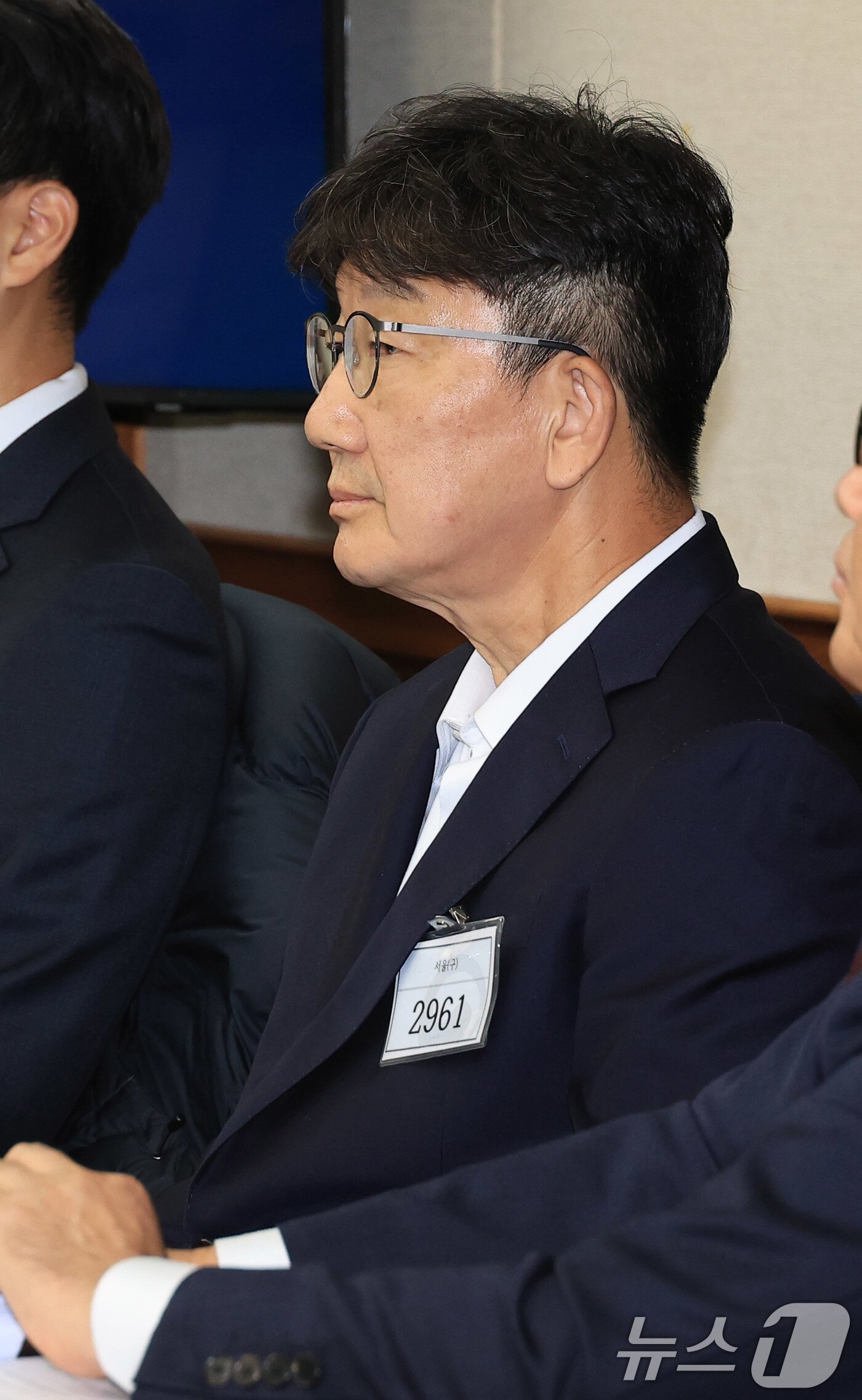 본문 이미지 - 불법 정치자금 수수혐의로 구속기소된 권성동 국회의원이 3일 오전 서울 서초구 서울중앙지법에서 열린 첫 공판에 출석해 피의자석에서 재판을 기다리고 있다.2025.11.3/뉴스1 ⓒ News1 사진공동취재단