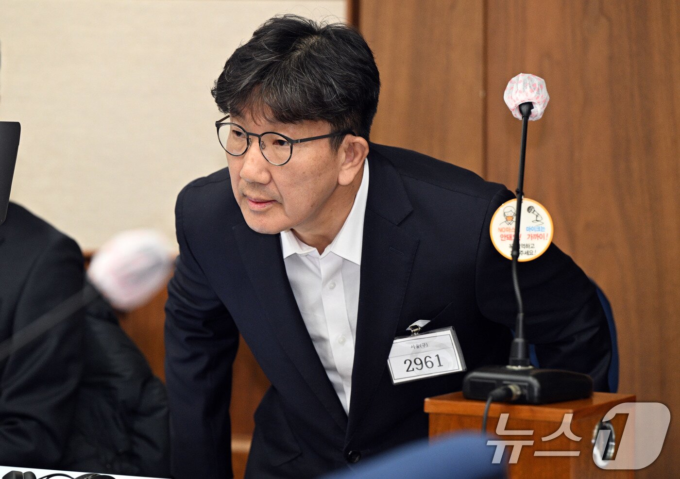 본문 이미지 - 권성동 국민의힘 의원이 3일 서울 서초동 서울중앙지법에서 통일교로부터 불법 정치자금을 수수한 혐의 사건 1차 공판에 출석해 자리에 앉고 있다. 2025.11.3/뉴스1 ⓒ News1 사진공동취재단